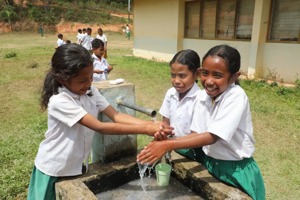 Students at EBF Madabeno, Aileu, washed their hands using water from the rainwater harvesting system.