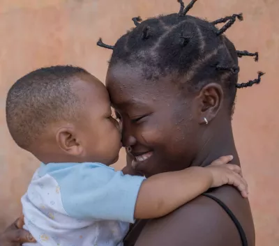 Une m&egrave;re avec son enfant 