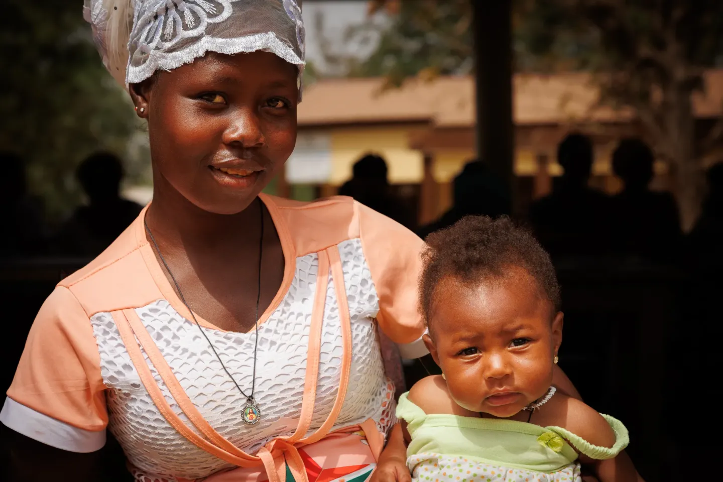 Une m&egrave;re et son nourrisson dans un centre de sant&eacute; dans la r&eacute;gion des savanes au nord du Togo