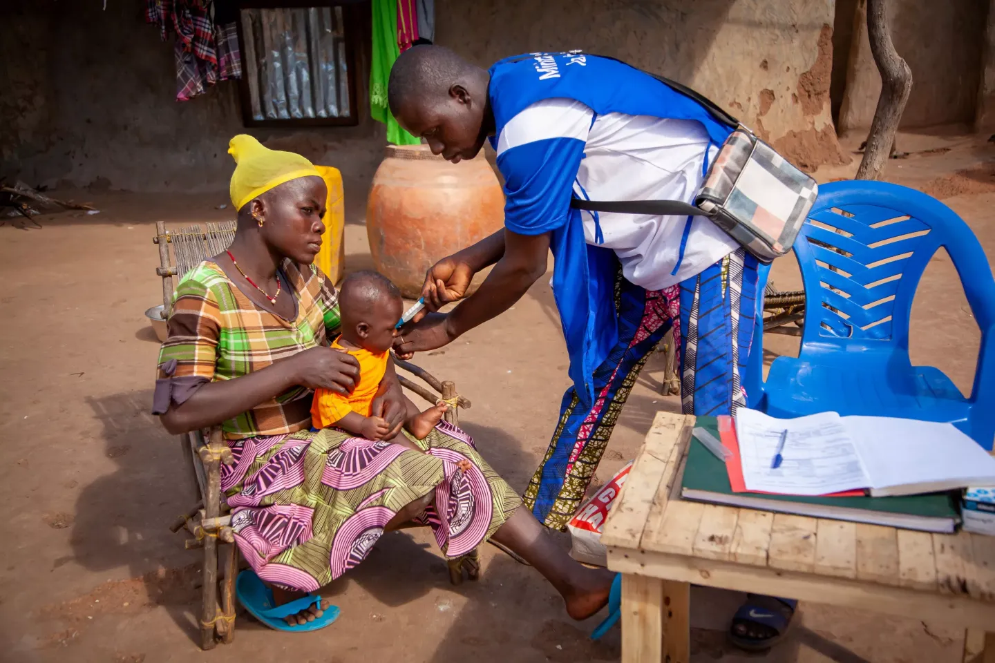 DAOUDA Madina 25 ans, Agricultrice, un enfant a 20 mois et Nana Aboukari, Agent de Sant&eacute; Communautaire : en discussion avec l&rsquo;Agent de Sant&eacute; Communautaire : L&rsquo;agent de sant&eacute; communautaire est au chevet des populations. Il fait des visites de routine pour avoir un suivi r&eacute;gulier du milieu sur la vaccination, la maternit&eacute;, la nutrition. Il est aussi &agrave; l&rsquo;&eacute;coute des probl&egrave;mes de chacun. En plus de prodiguer des conseils, ces dol&eacute;ances seront discut&eacute;es lors des de r&eacute;union communautaire.