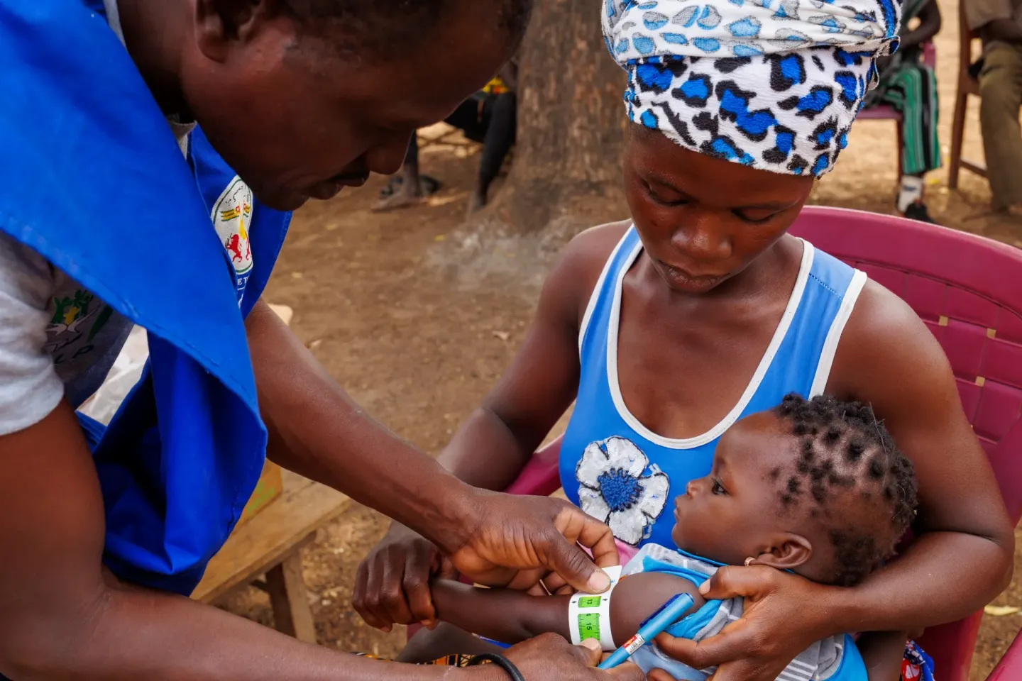 Visite de routine d'un Agent de sant&eacute; communautaire. Il d&eacute;piste les cas de malnutrition potentiels. 