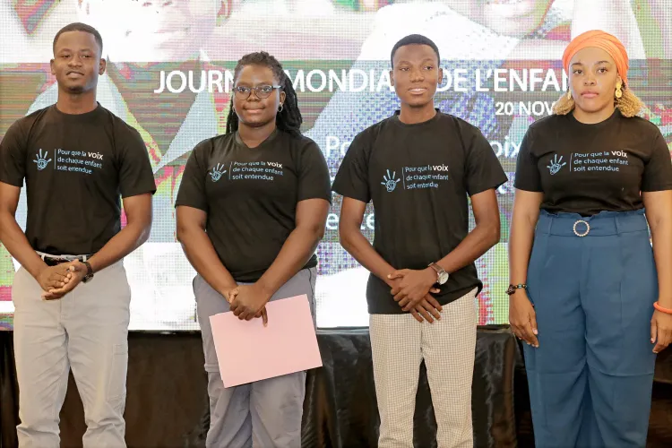 Quatre des cinq jeunes promoteures des droits des enfants 