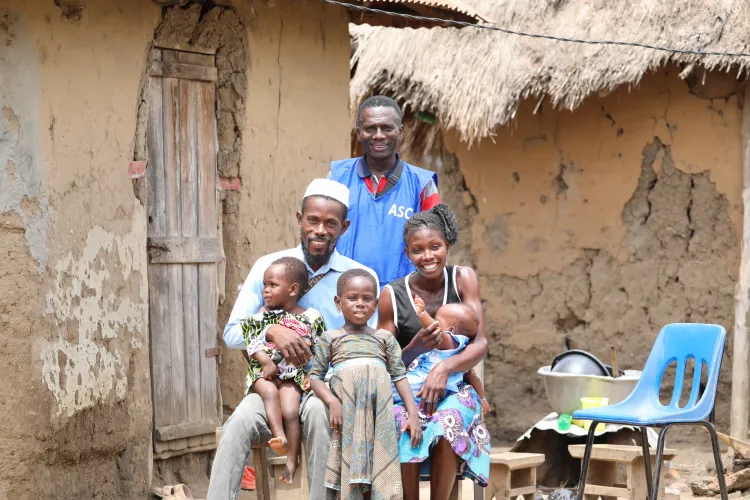 Dodji Mitonougna et sa famille en pr&eacute;sence d'Agent de sant&eacute; communautaire 
