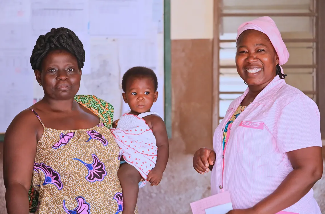 Reine Ameyibo avec une famille au CMS Atitogon