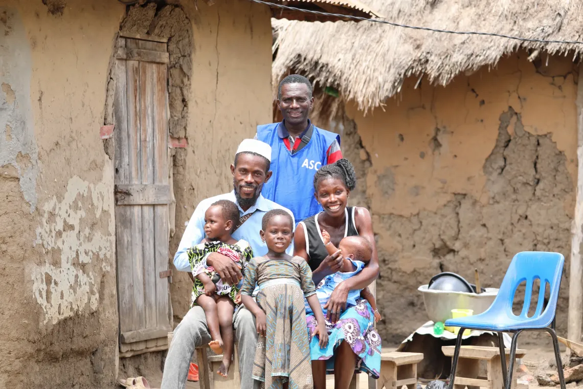 Dodji Mitonougna et sa famille en pr&eacute;sence d'Agent de sant&eacute; communautaire 