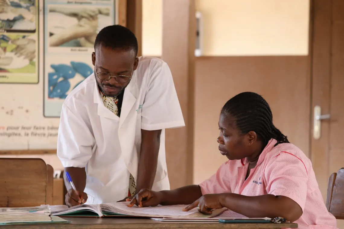 M. Dakets&egrave;, responsable du CMS Atitogon en s&eacute;ance de v&eacute;rification des rendez-vous de vaccination avec Reine Ameyibo
