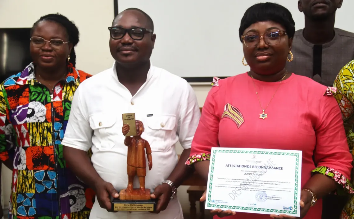 Le troph&eacute;e remis au District sanitaire du Golfe