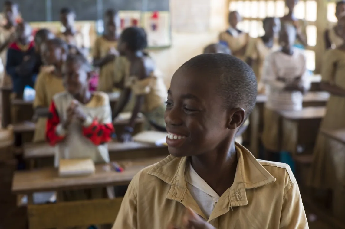 Komlan Chabel ASSIDJI, 11 ans, victime d'une conjonctivite en classe avec ses camarades. 