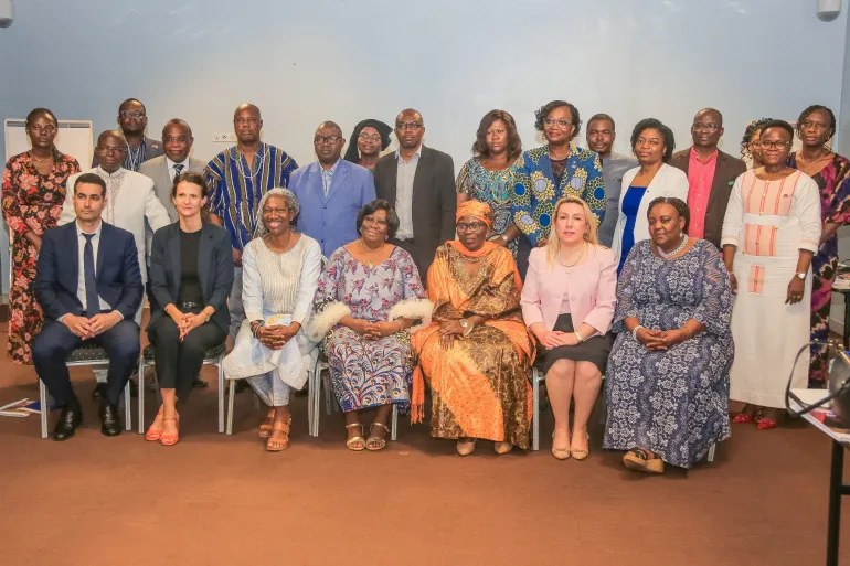 Photo famille lors de la pr&eacute;sentation officielle de l&rsquo;initiative des Garderies Communautaires Int&eacute;gr&eacute;es 
