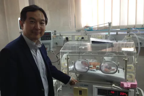 日本の支援により改善が行われたシファ病院の新生児集中治療室を視察する輿水議員