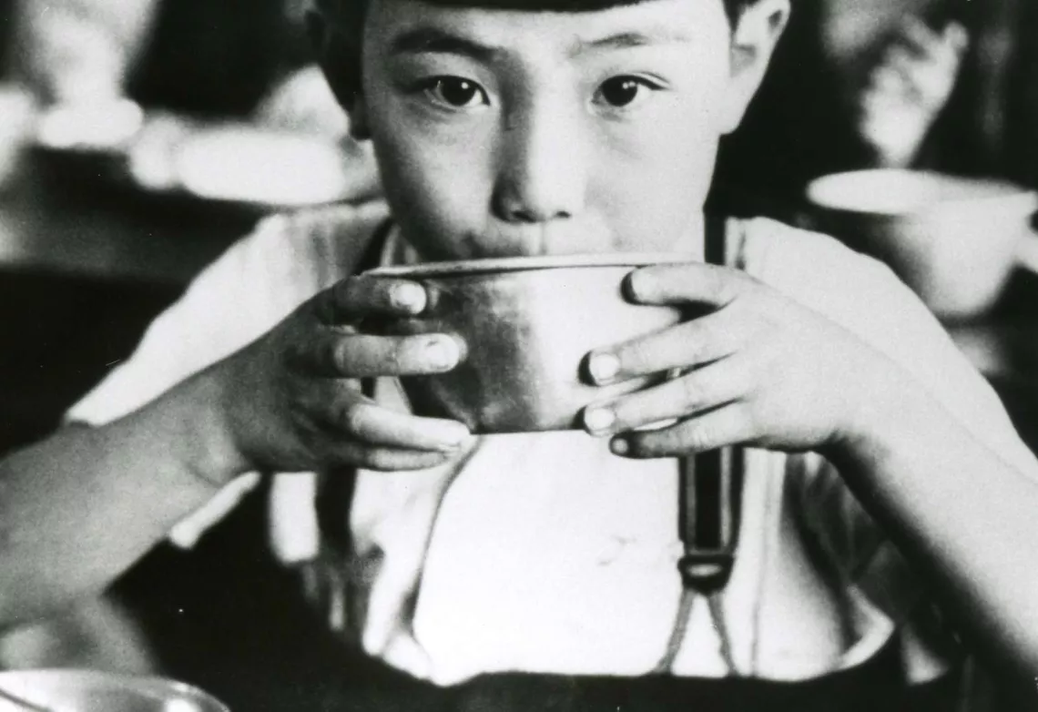 脱脂粉乳を飲む男の子。