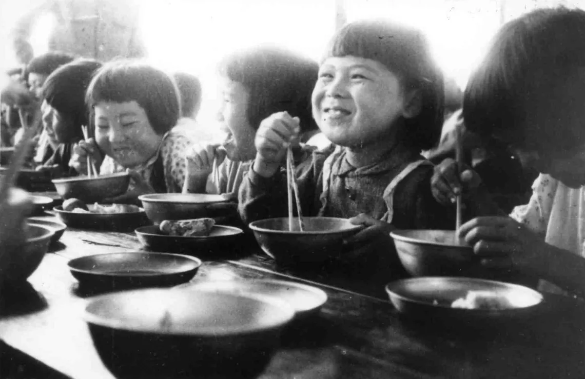 脱脂粉乳の支援を受けた子どもたち。