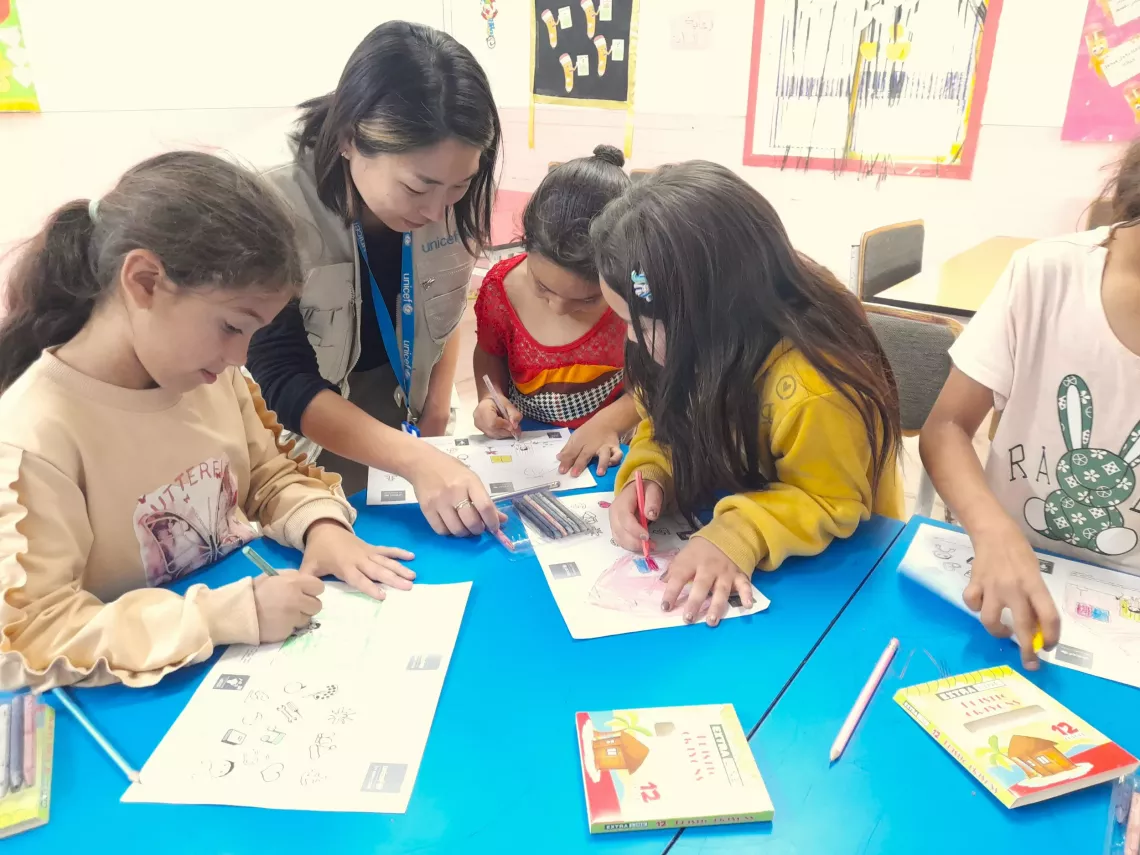 ヨルダン事務所の日本人職員と子供達が絵を描く