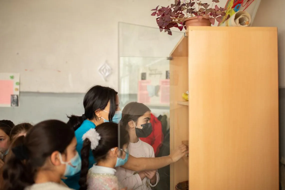 アボビャン第8学校で、UNICEFの職員を案内する5年生の生徒たち。