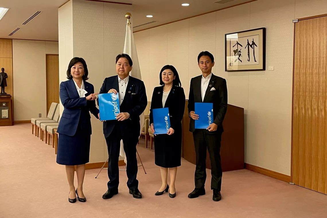 6月14日、野田聖子会長、谷合正明副会長、牧島かれん事務局長が鈴木 俊一 財務大臣と林芳正 外務大臣を表敬し、日本政府によるUNICEFへの継続的な支援に感謝を伝えるとともに、補正予算による拠出金の水準を維持するよう要請する要望書を手交しました。