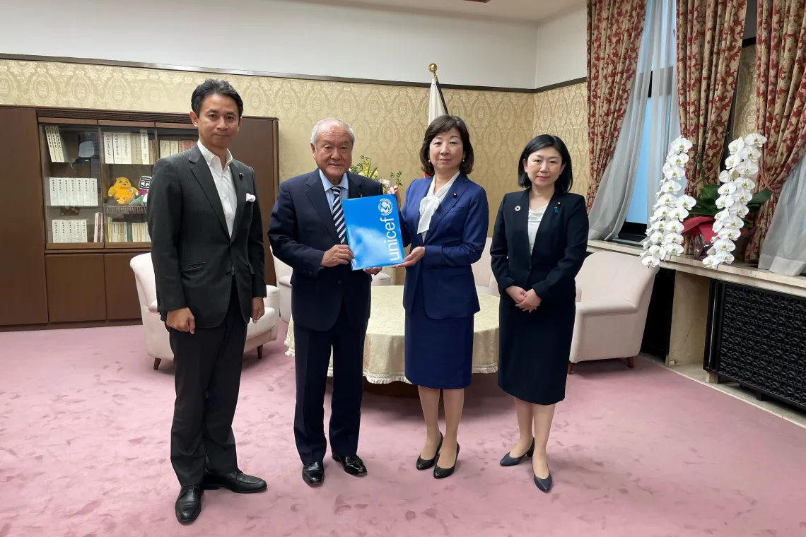 6月14日、野田聖子会長、谷合正明副会長、牧島かれん事務局長が鈴木 俊一 財務大臣と林芳正 外務大臣を表敬し、日本政府によるUNICEFへの継続的な支援に感謝を伝えるとともに、補正予算による拠出金の水準を維持するよう要請する要望書を手交しました。