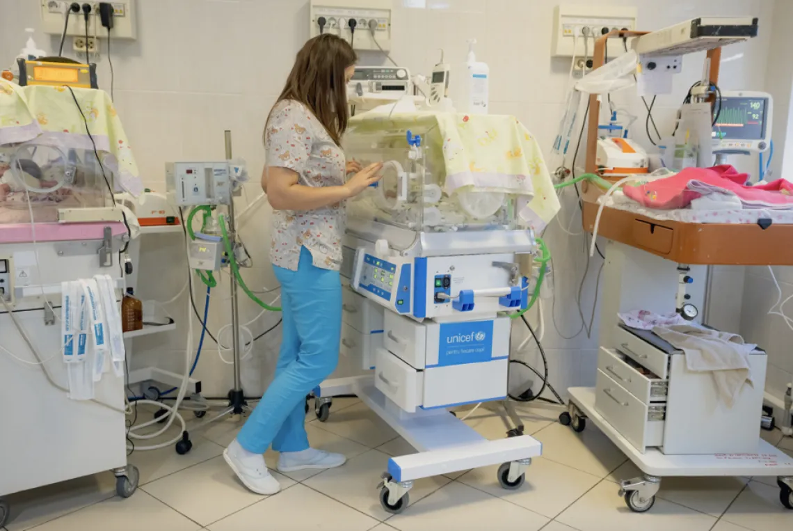 UNICEFが提供した保育器に入れられた未熟児の様子を確認する、新生児集中治療室の保健員。