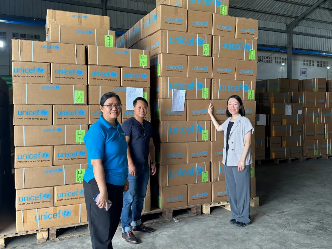 ミャンマーのヤンゴンにあるUNICEFの倉庫にて（写真右）。