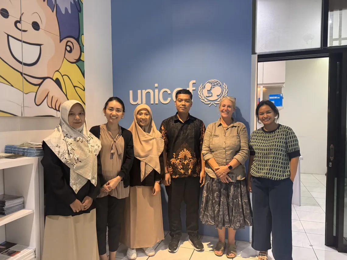 UNICEFが支援するインドネシアの学校の先生たちにインタビューした際の様子。