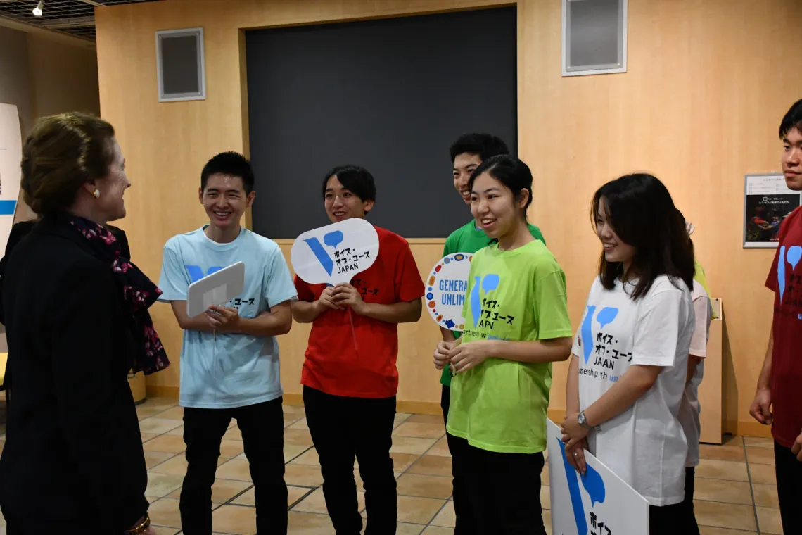 談笑するフォア事務局長と学生たち