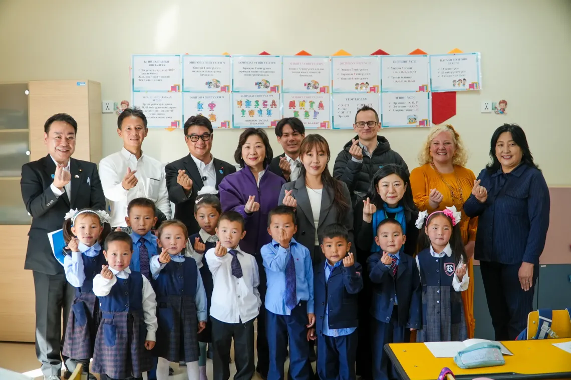 遠隔地の学校を訪問。