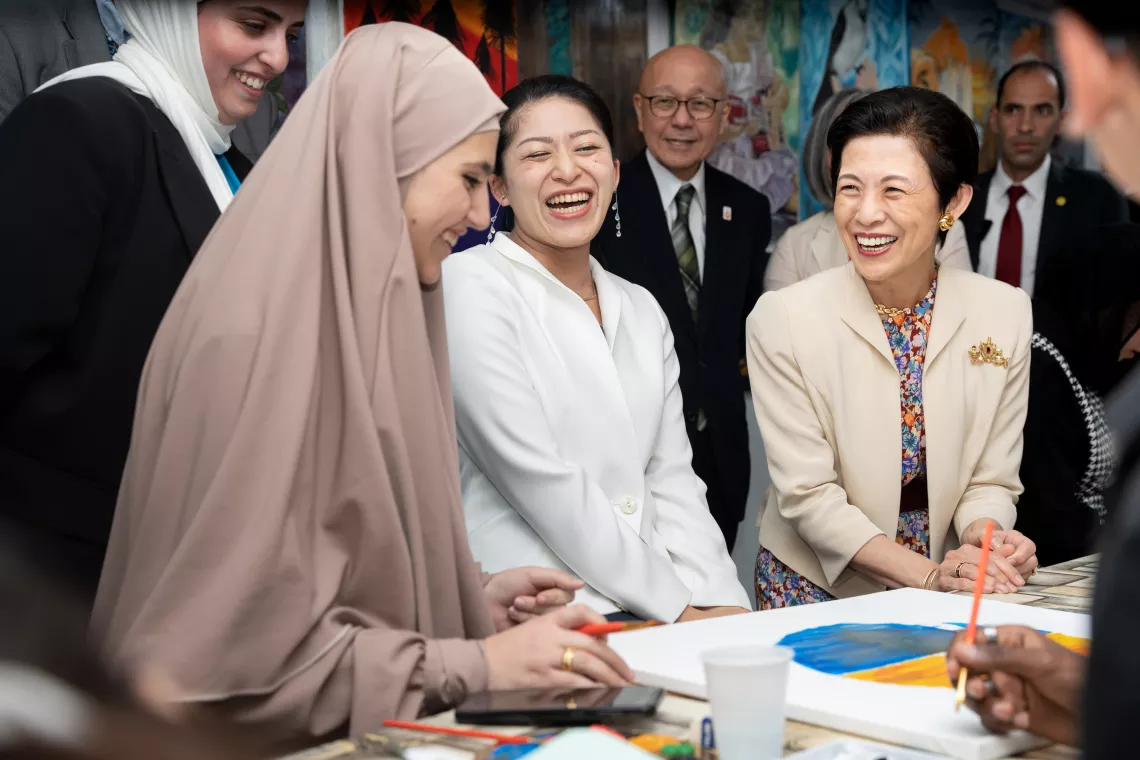 UNICEFが支援するマカニ・センターを訪問した高円宮家 憲仁親王妃久子殿下と承子女王殿下。