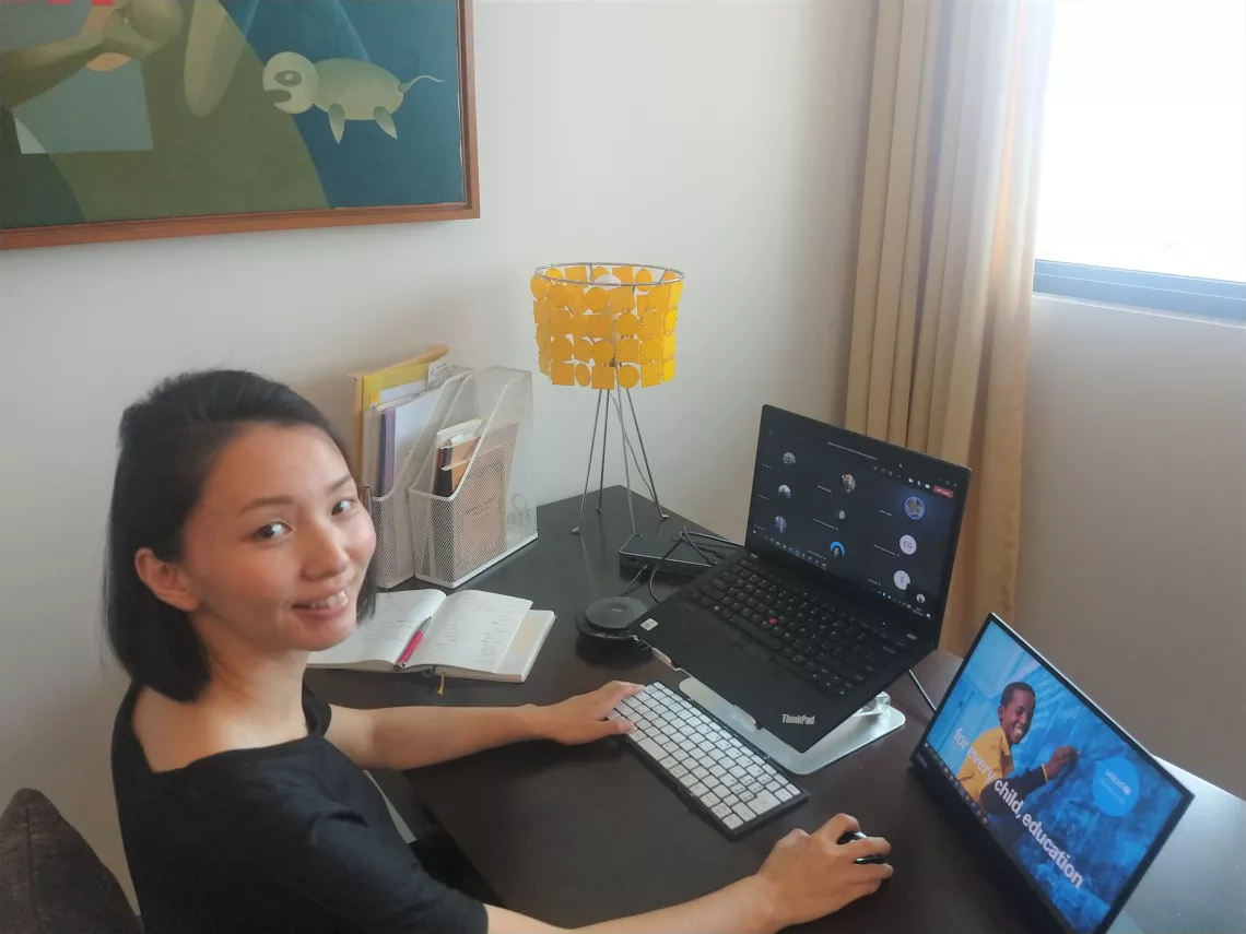 パソコンでオンライン会議をする伊藤さん