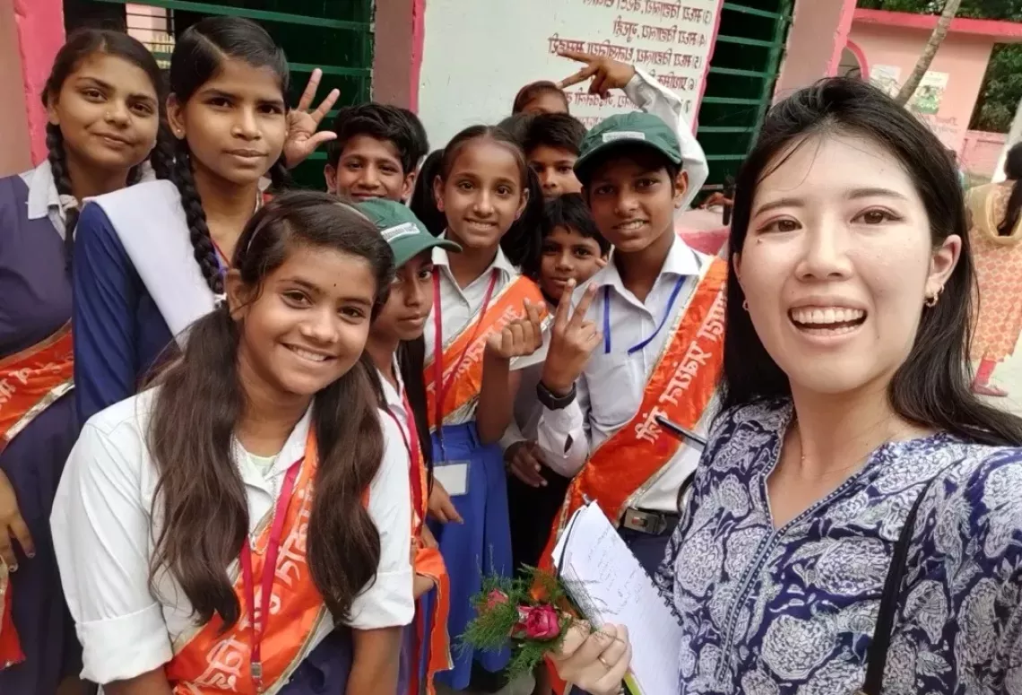 インド・ビハール州の支援先の学校の子どもたちと菜津実さん。