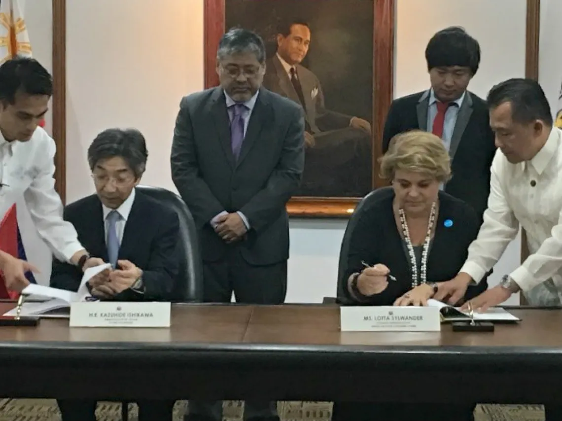 ミンダナオ島の子どもたちの教育と和平プロセス事業のために日本政府とUNICEFが交わした交換公文に署名する石川和秀駐フィリピン大使とロッタ・シルワンダーUNICEFフィリピン事務所代表