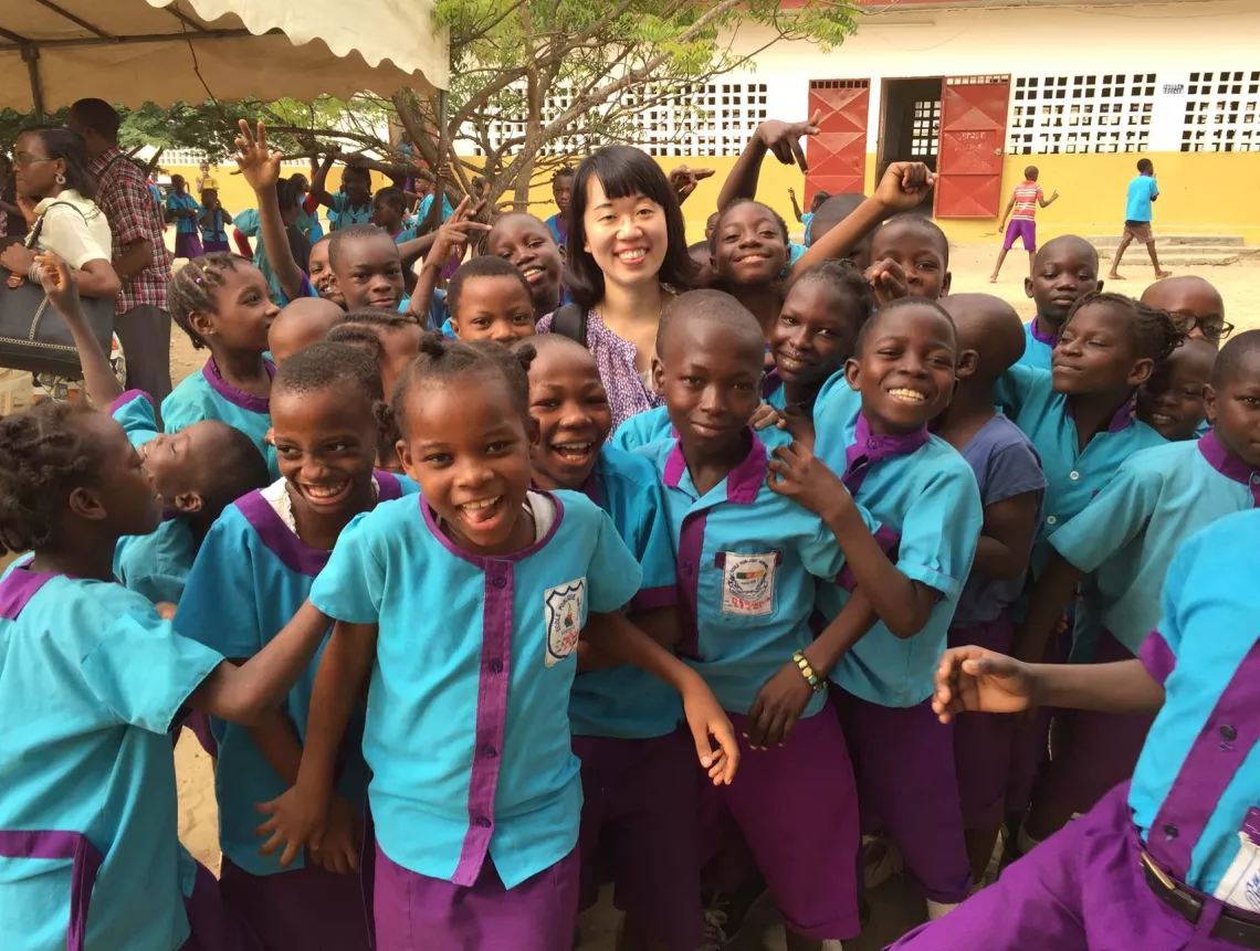  UNHCR勤務時に訪れたカメルーンの小学校で学ぶ子どもたちと。