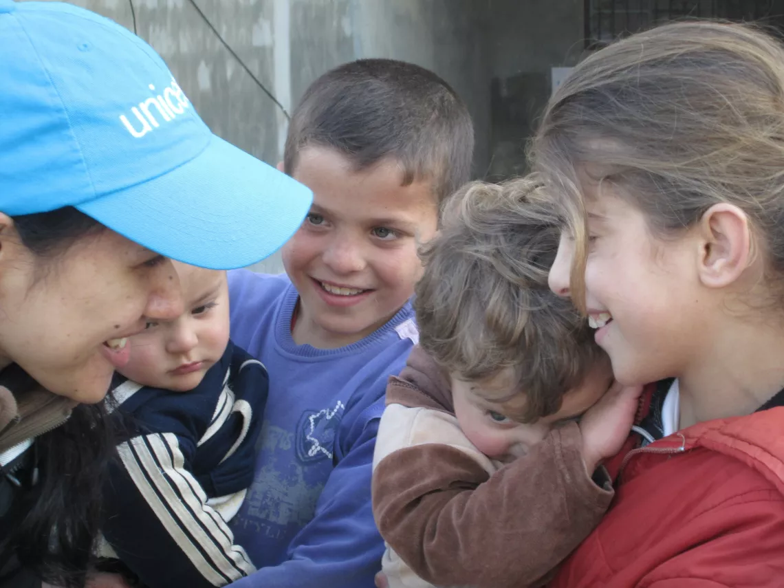 シリアで子どもたちと交流する様子。