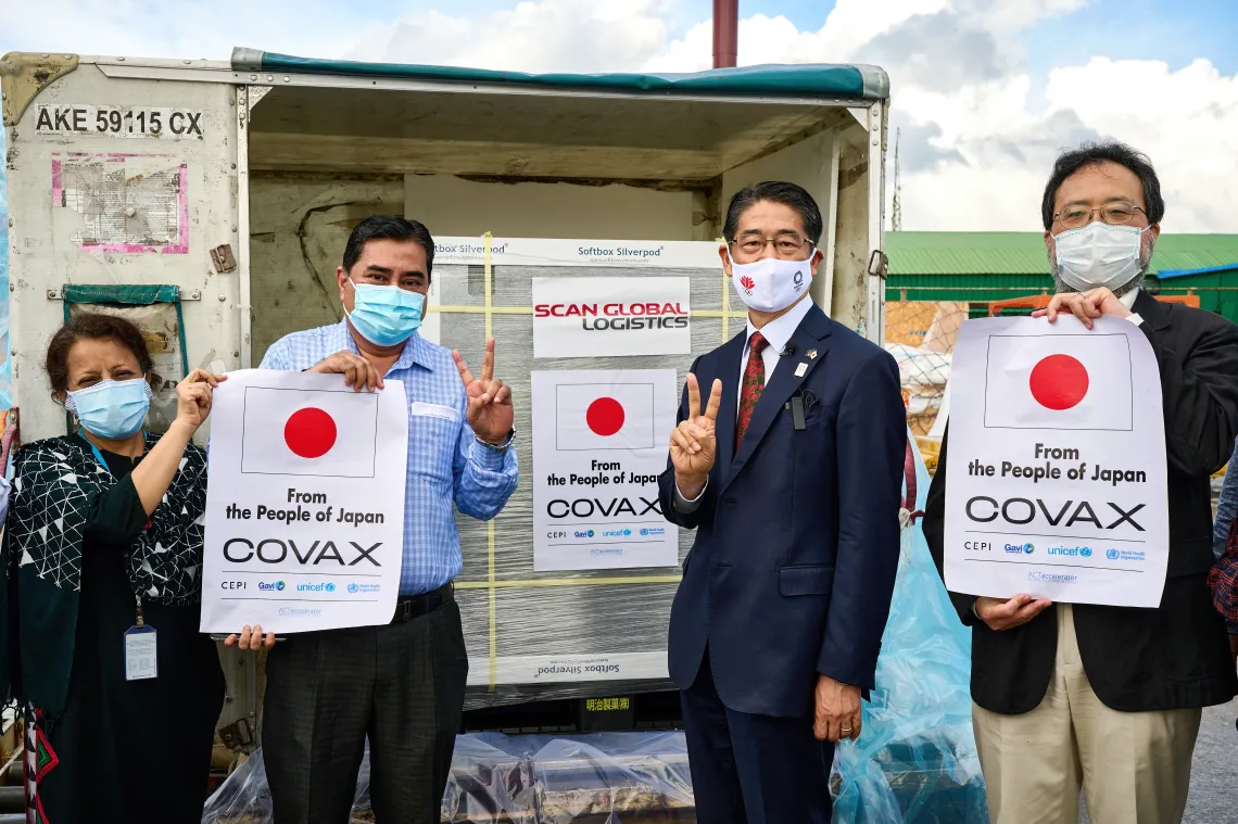 日本政府の支援により、COVAXファシリティを通してバングラデシュに供与された新型コロナウイルス感染症ワクチンの到着に立ち会う様子。写真中央右は、伊藤直樹駐バングラデシュ日本国特命全権大使。