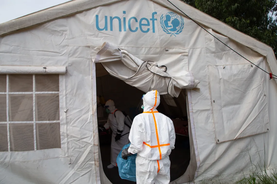 エボラ治療センターで、UNICEFが支援する衛生の専門家が消毒を行っている様子
