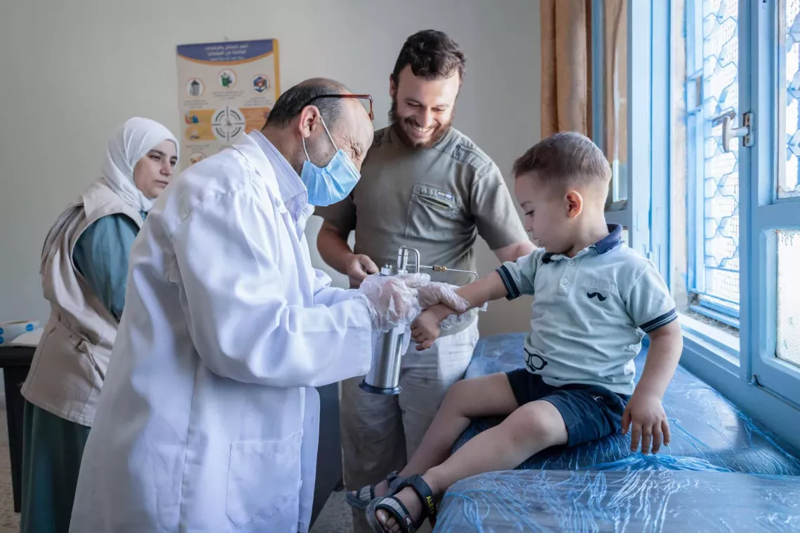 シリアの保健センターで治療を受ける男の子。