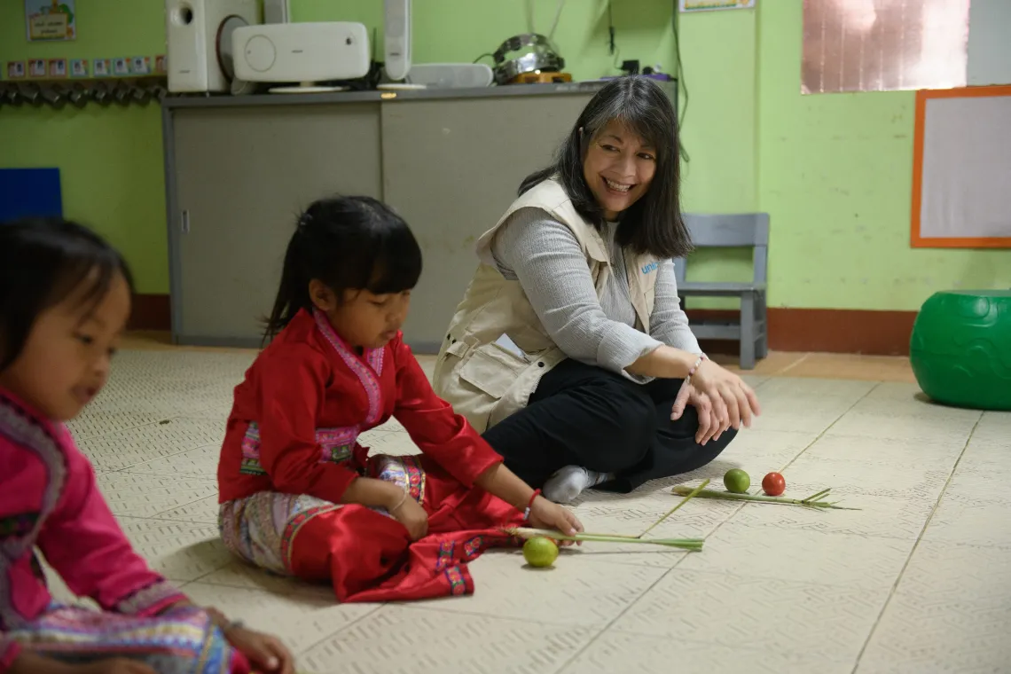 地域事務所代表として、タイ・バンコクの小学校にてUNICEF支援プロジェクトを視察（2025 年）。