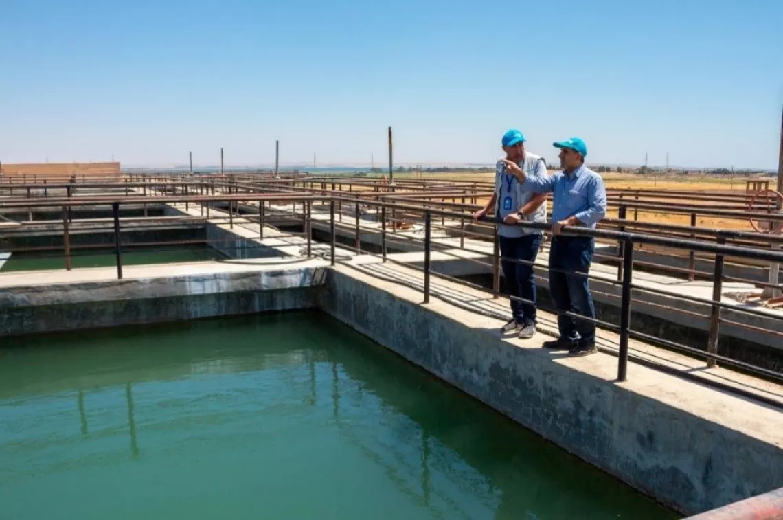 アルハサ水処理施設を視察し、追加で必要となる修復作業を評価する、UNICEF アレッポ現場事務所の水と衛生担当官、マーヘル・ガファリ。