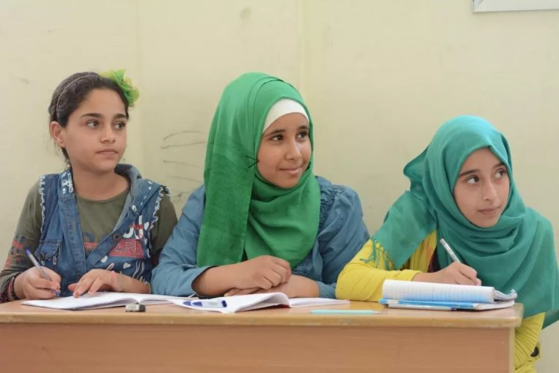 シリア中部、ホムスのアルバヤダにあるエスカンダロナ学校にて、UNICEFが実施する夏期講習に参加する少女たち。