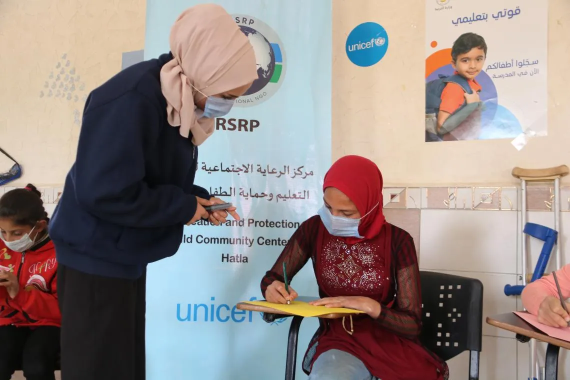 12歳のローラさん。シリア北東部のデリゾールにあるUNICEFが支援するコミュニティセンターにて。（2022年4月11日撮影）