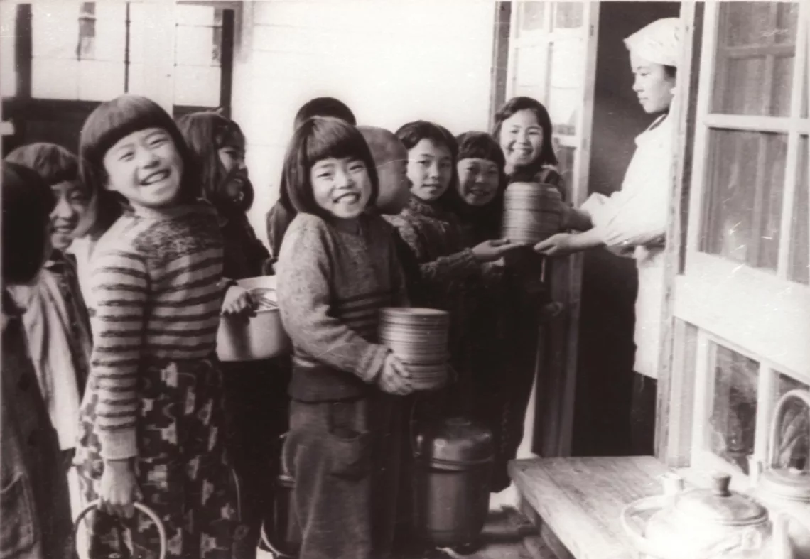 戦後に脱脂粉乳の支援を受けた日本の子どもたち。
