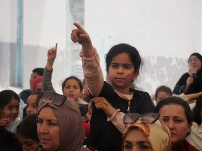 Une &eacute;l&egrave;ve participe &agrave; un atelier de cybers&eacute;curit&eacute; dans son &eacute;cole primaire de Ksour Essaf, &agrave; Mahdia.