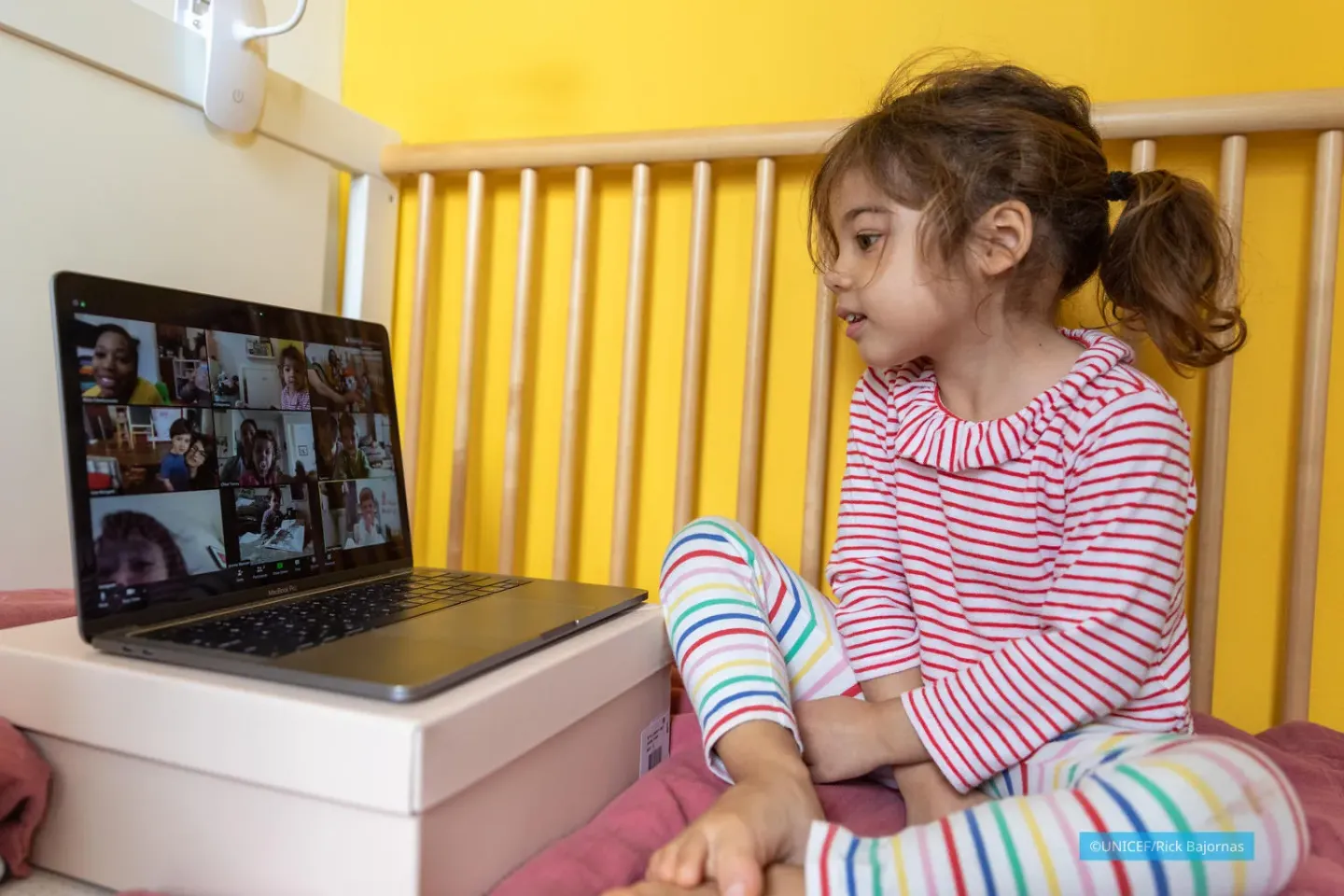 Une petite fille participe &agrave; un appel vid&eacute;o.