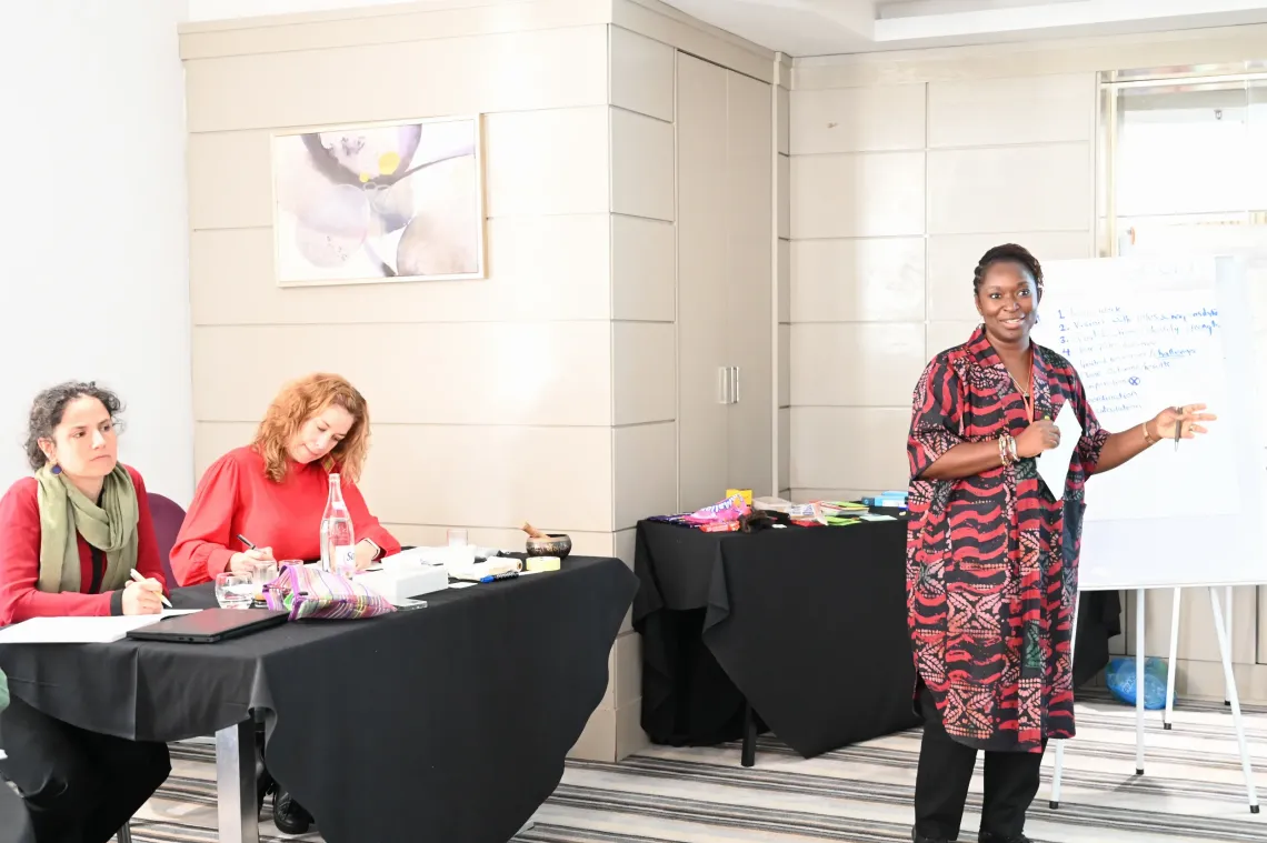 Mme Abidemi Coker, de Zambie, lors de sa pr&eacute;sentation pendant la formation des formateurs (ToT) TRANSFORM.