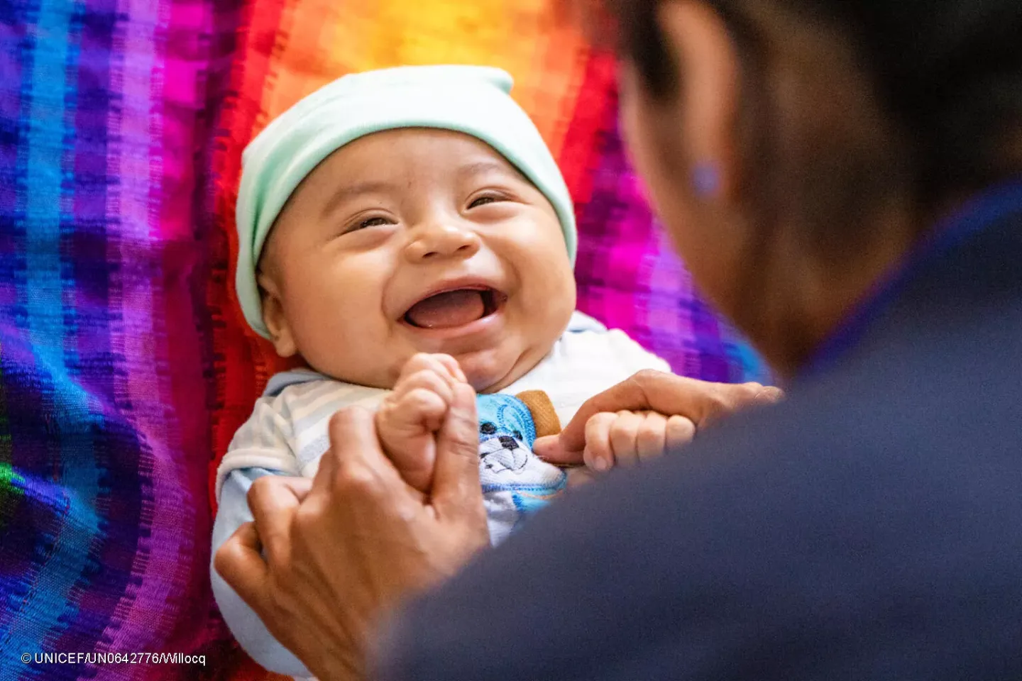 Guatemela&rsquo;da Chacalte Chichen topluluğunda (Kek&ccedil;ice ve/veya Pokom&ccedil;ice dillerini konuşan bir maya topluluğu) bir anne, bebeğiyle birlikte UNICEF destekli Kapsamlı &Ccedil;ocuk Gelişimi Toplum Merkezleri (CECODII) tarafından d&uuml;zenlenen olumlu ebeveynlik ve erken &ccedil;ocuk gelişimi konulu bir &ccedil;alıştaya katılıyor.