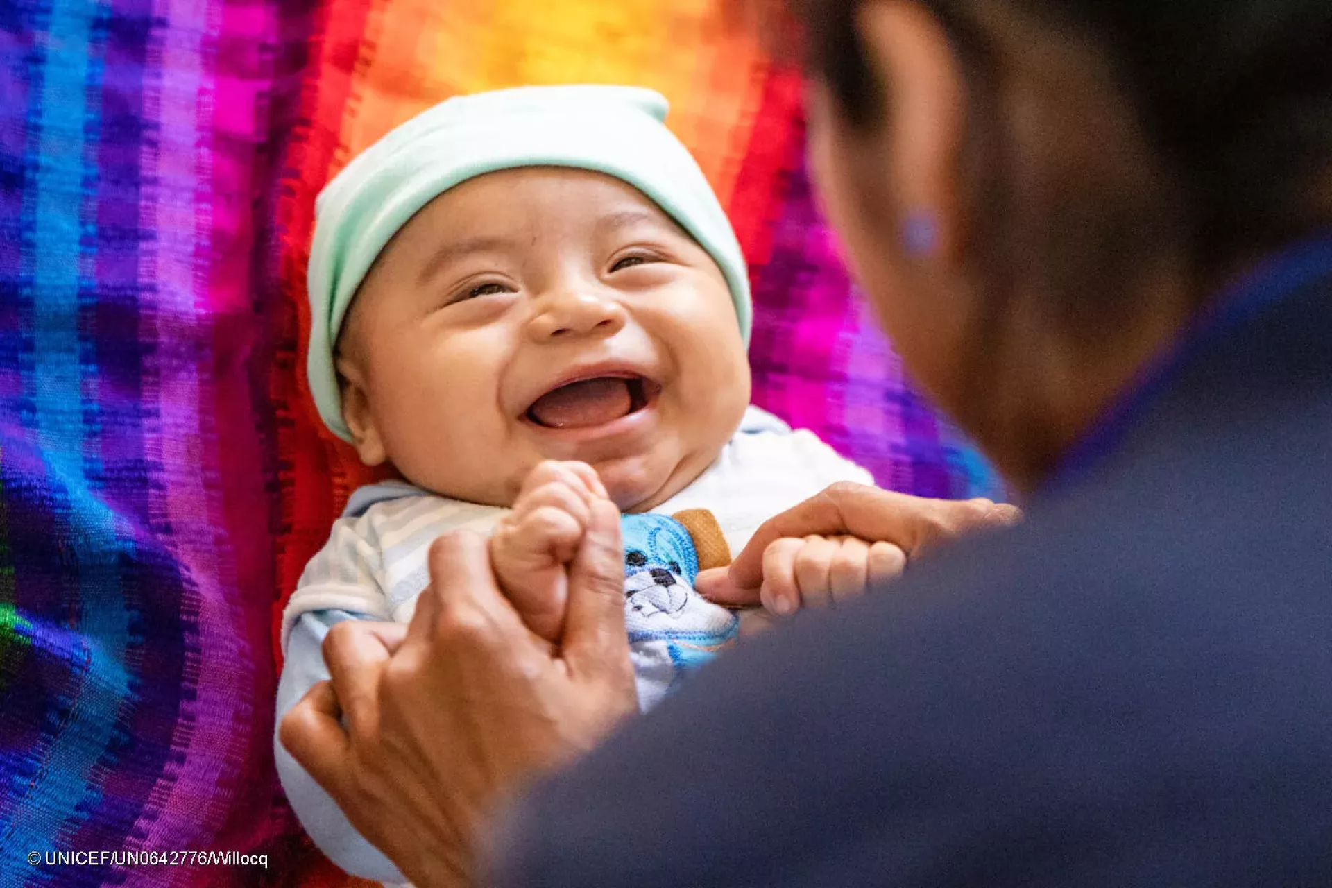 Guatemela&rsquo;da Chacalte Chichen topluluğunda (Kek&ccedil;ice ve/veya Pokom&ccedil;ice dillerini konuşan bir maya topluluğu) bir anne, bebeğiyle birlikte UNICEF destekli Kapsamlı &Ccedil;ocuk Gelişimi Toplum Merkezleri (CECODII) tarafından d&uuml;zenlenen olumlu ebeveynlik ve erken &ccedil;ocuk gelişimi konulu bir &ccedil;alıştaya katılıyor.