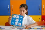 Gen&ccedil; bir kız &ouml;ğrenci, elinde tuttuğu kalıpları yerleştiriyor.