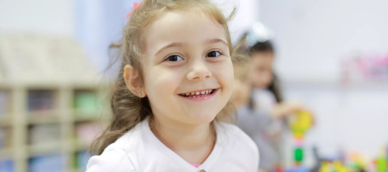 Anasınıfındaki k&uuml;&ccedil;&uuml;k kız &ccedil;ocuğu kameraya g&uuml;l&uuml;ms&uuml;yor. 