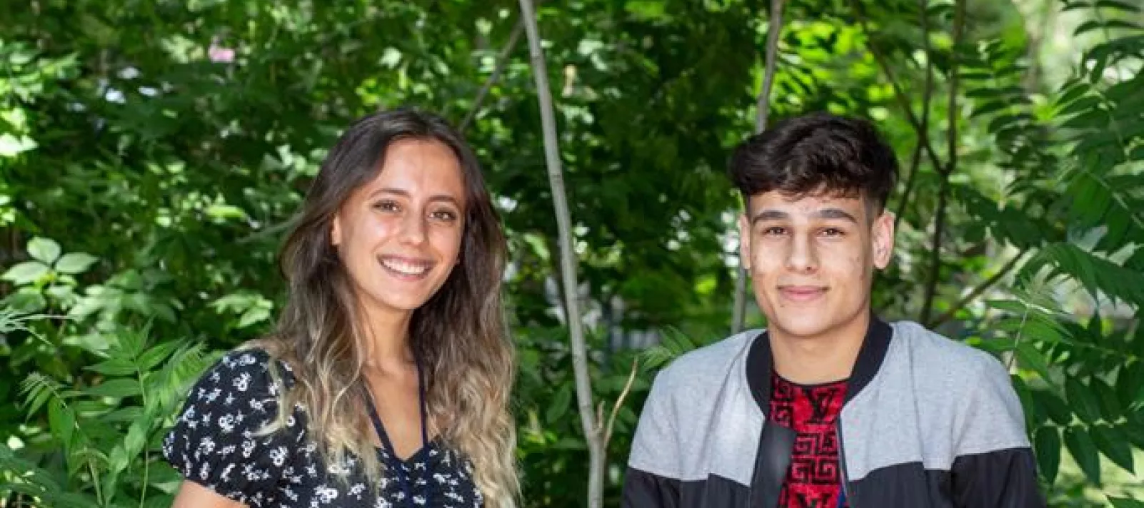 2 gen&ccedil; temsilci ağa&ccedil;ların &ouml;n&uuml;nde g&uuml;l&uuml;ms&uuml;yor. 