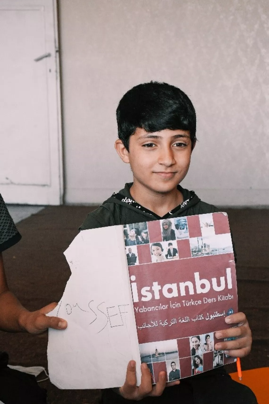 10 yaşındaki Yusuf, Okula Kayıt i&ccedil;in Destek (OKD) programı sayesinde okula gidiyor. Yusuf, i&ccedil;inde yaşadıkları d&uuml;nyada neler olup bittiğini ailesine anlatabilmek i&ccedil;in b&uuml;y&uuml;y&uuml;nce terc&uuml;man olmak istiyor