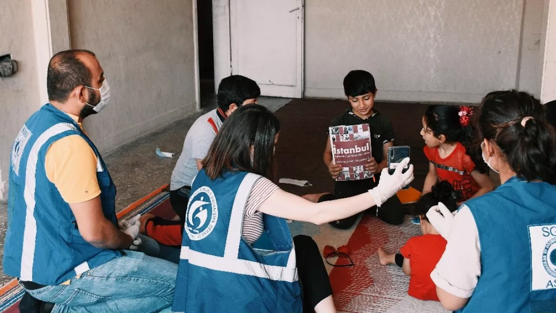 10 yaşındaki Yusuf, Okula Kayıt i&ccedil;in Destek (OKD) programı sayesinde okula gidiyor. Yusuf, i&ccedil;inde yaşadıkları d&uuml;nyada neler olup bittiğini ailesine anlatabilmek i&ccedil;in b&uuml;y&uuml;y&uuml;nce terc&uuml;man olmak istiyor