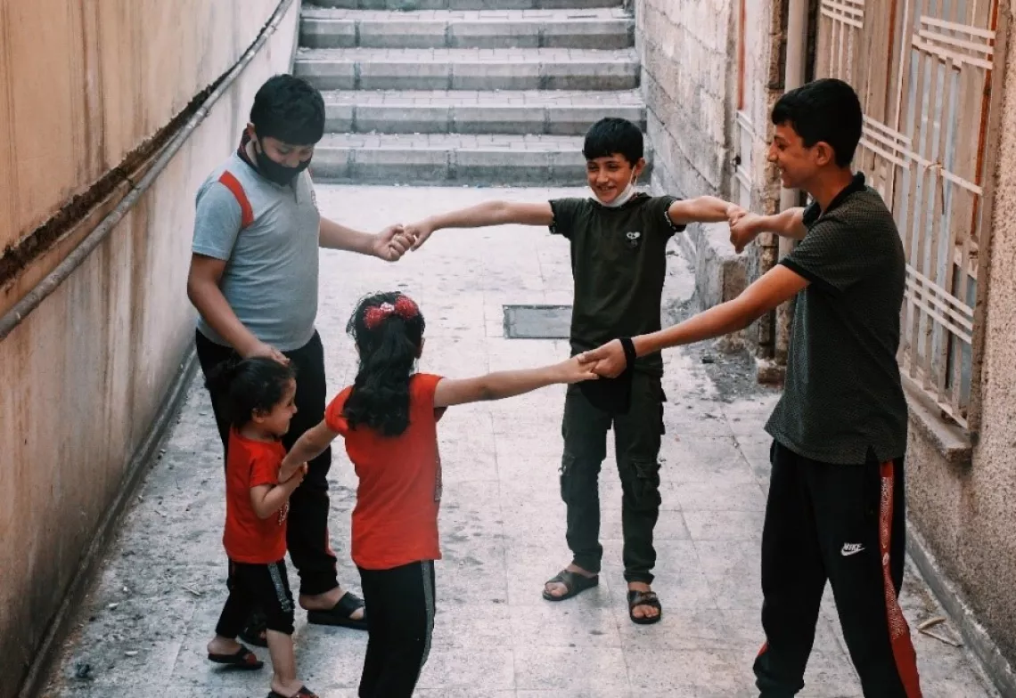 10 yaşındaki Yusuf, Okula Kayıt i&ccedil;in Destek (OKD) programı sayesinde okula gidiyor. Yusuf, i&ccedil;inde yaşadıkları d&uuml;nyada neler olup bittiğini ailesine anlatabilmek i&ccedil;in b&uuml;y&uuml;y&uuml;nce terc&uuml;man olmak istiyor